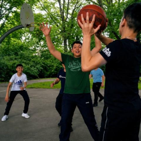 Basketball im Park